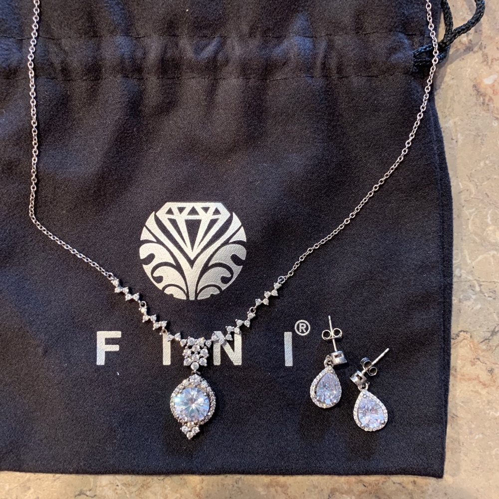 Fini Silver Halo Pear Necklace & Earring set